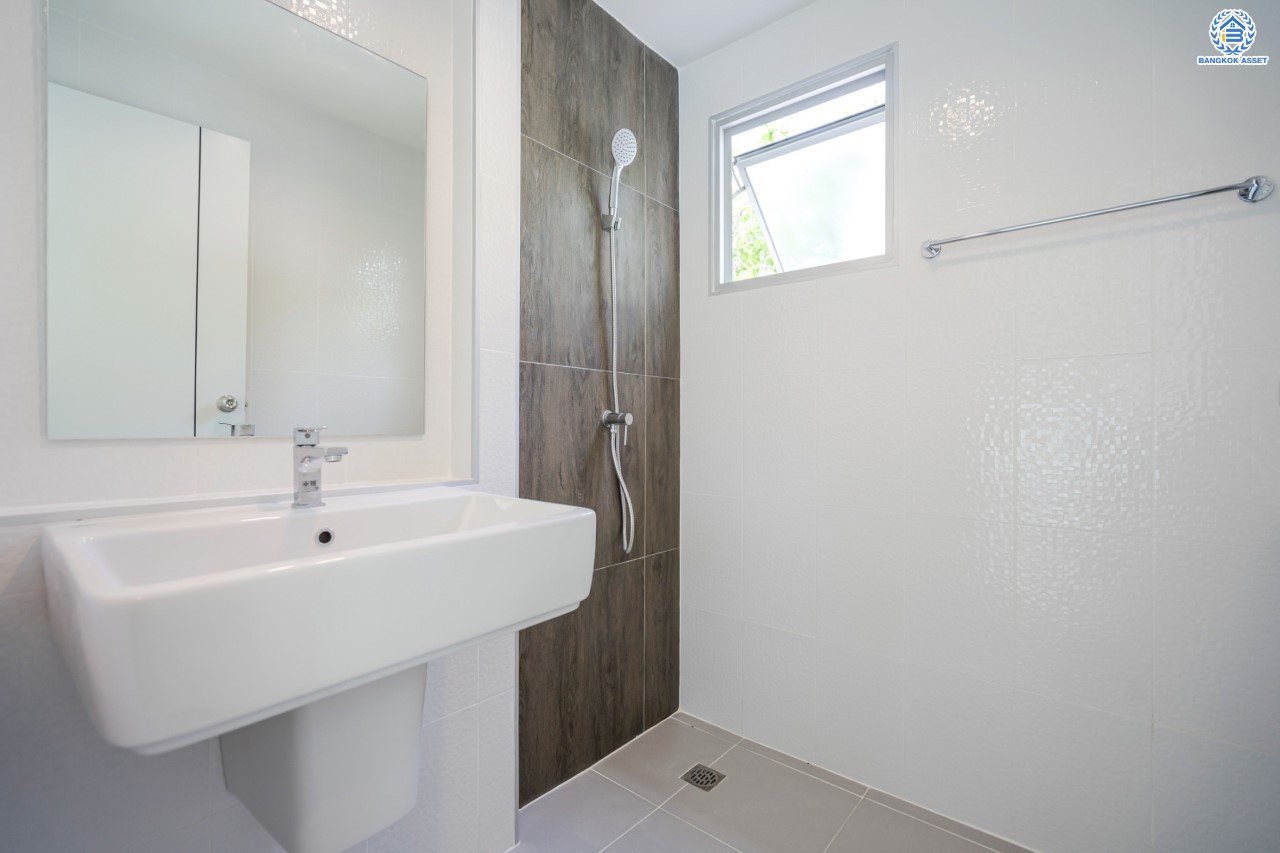 บ้านมือสองตกแต่งใหม่ ม.พฤกษ์ลดา1 บางใหญ่ บนเนื้อที่ 57 ตร.ว. ฟังก์ชัน 3 ห้องนอน 2 ห้องน้ำ 2 ที่จอดรถ ทำเลเดินทางสะดวก เชื่อมต่อถ.กาญจนาภิเษก เพียง 10 นาทีถึงรถไฟฟ้าสายสีม่วง "สถานีคลองบางไผ่" ใกล้เซ็นทรัลเวสต์เกต...